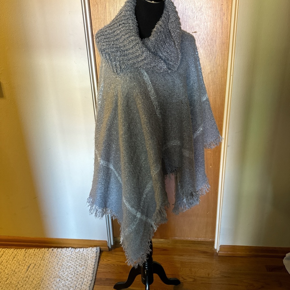 Grey poncho with funnel neck and fringe